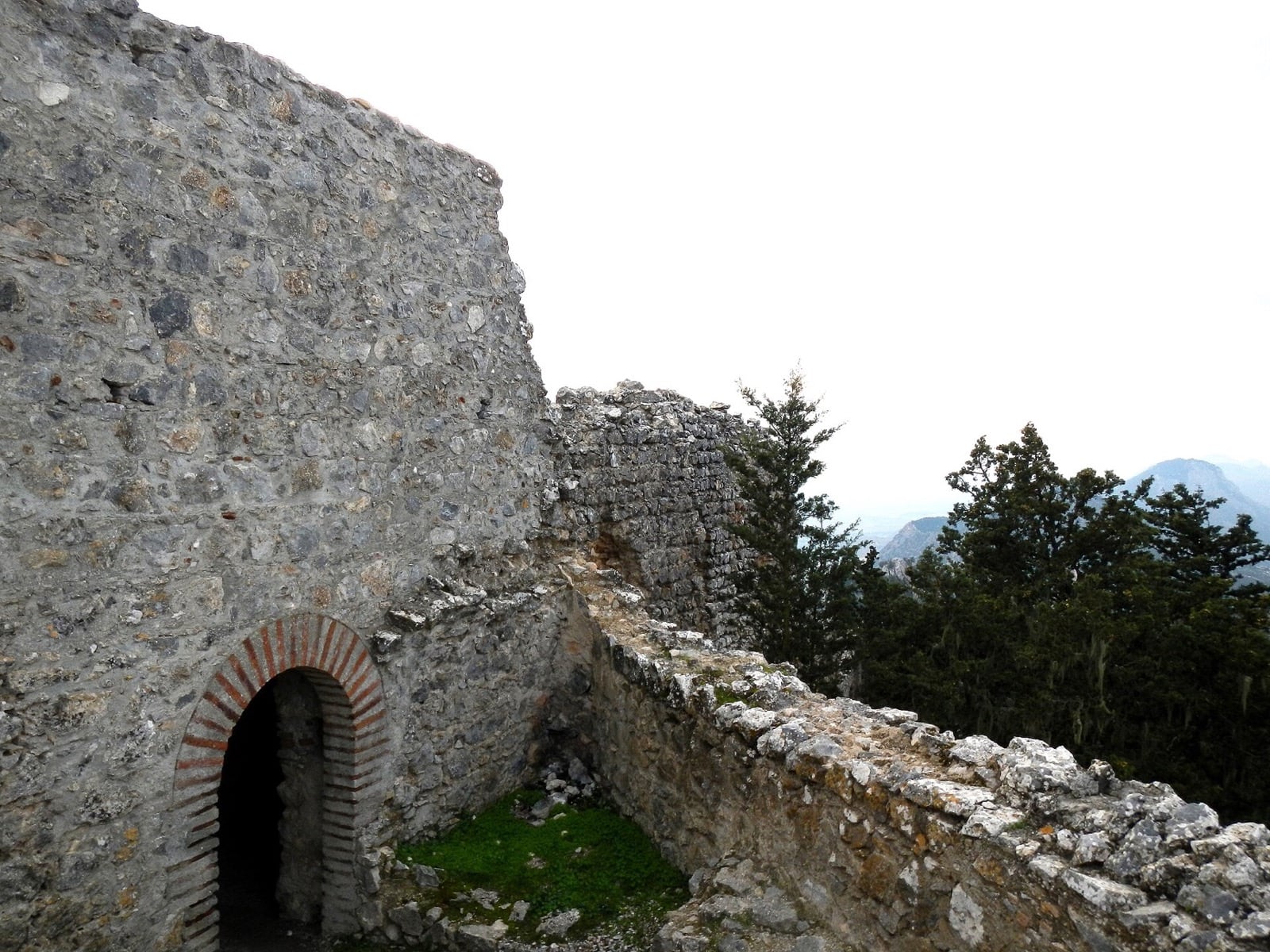 Dağlardaki Buffavento Kalesi’nin taş kalıntıları