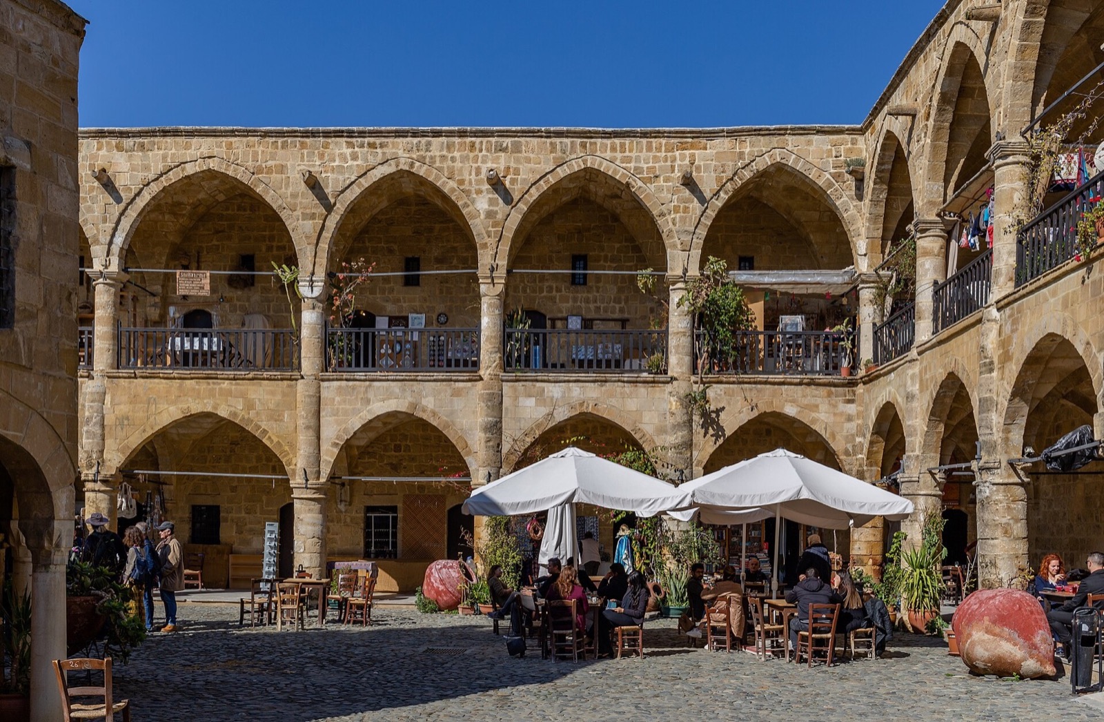 Innenhof des Büyük Han in Nikosia