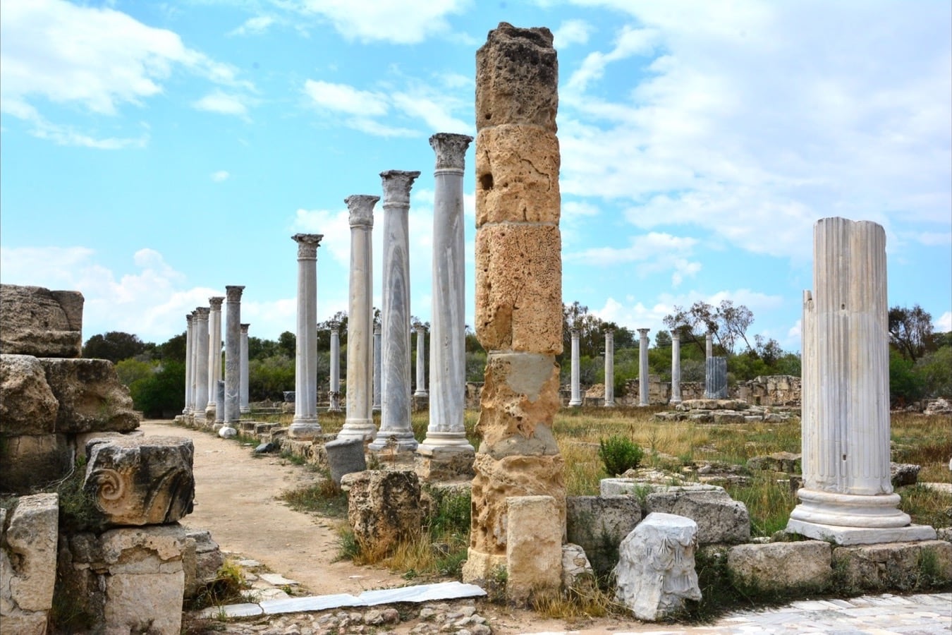 Salamis’te antik sütunlar ve kalıntılar