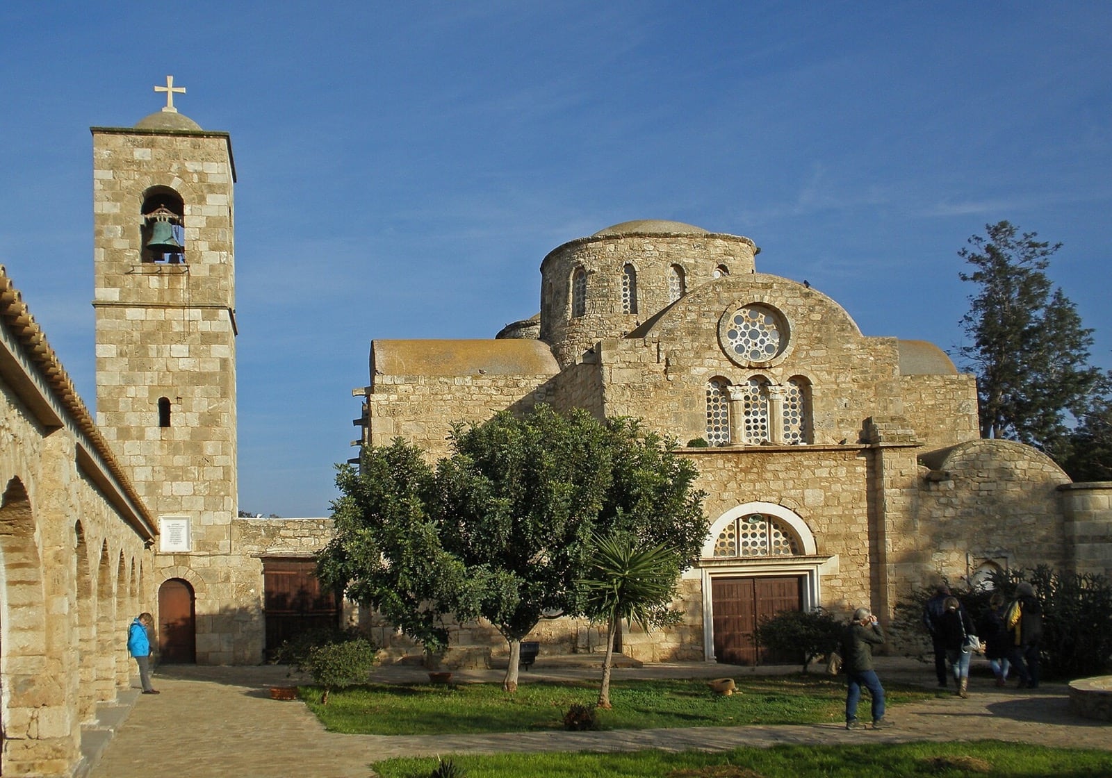 St Barnabas Manastırı’nın avlusu ve kilisesi