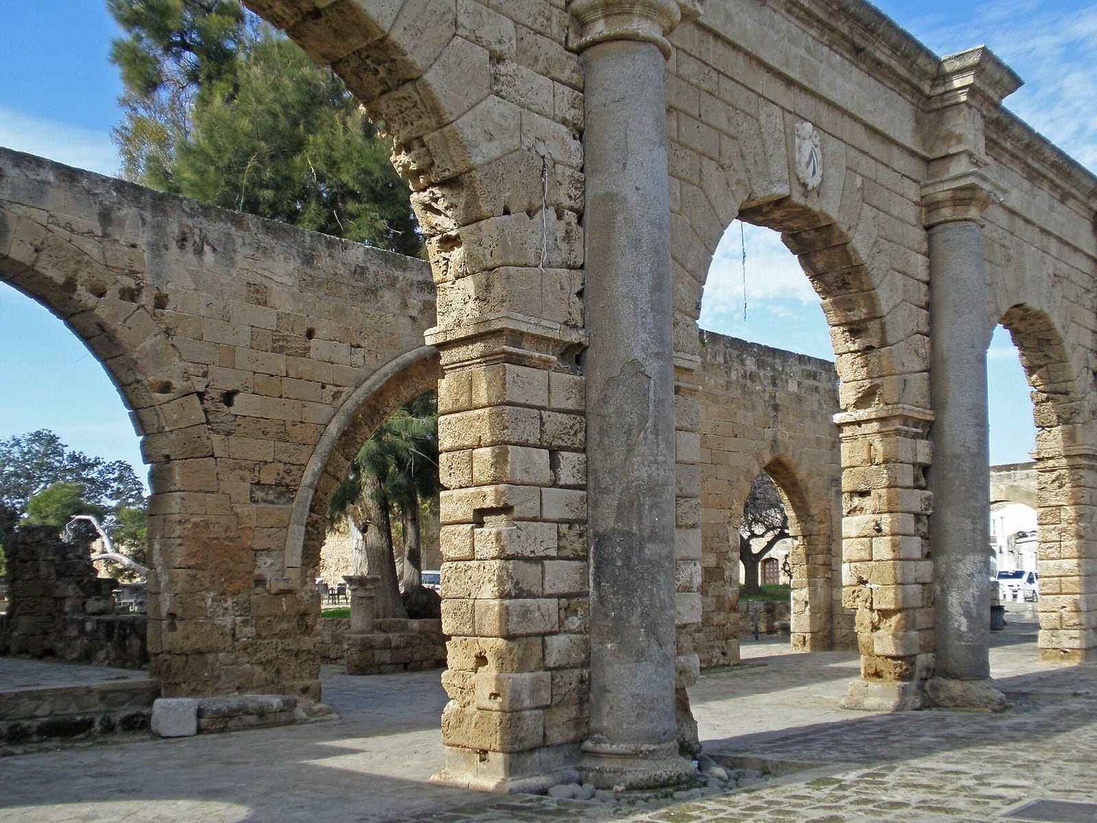 Venedik Sarayı kalıntılarının sütunları