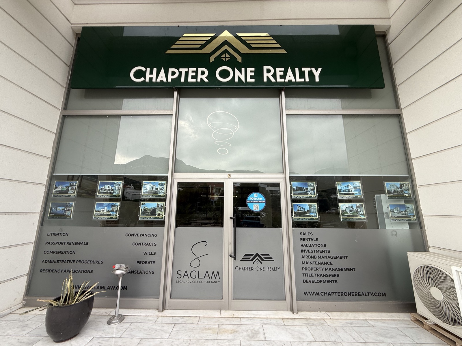 Eingang des Chapter One Realty Büros in Kyrenia, Nordzypern