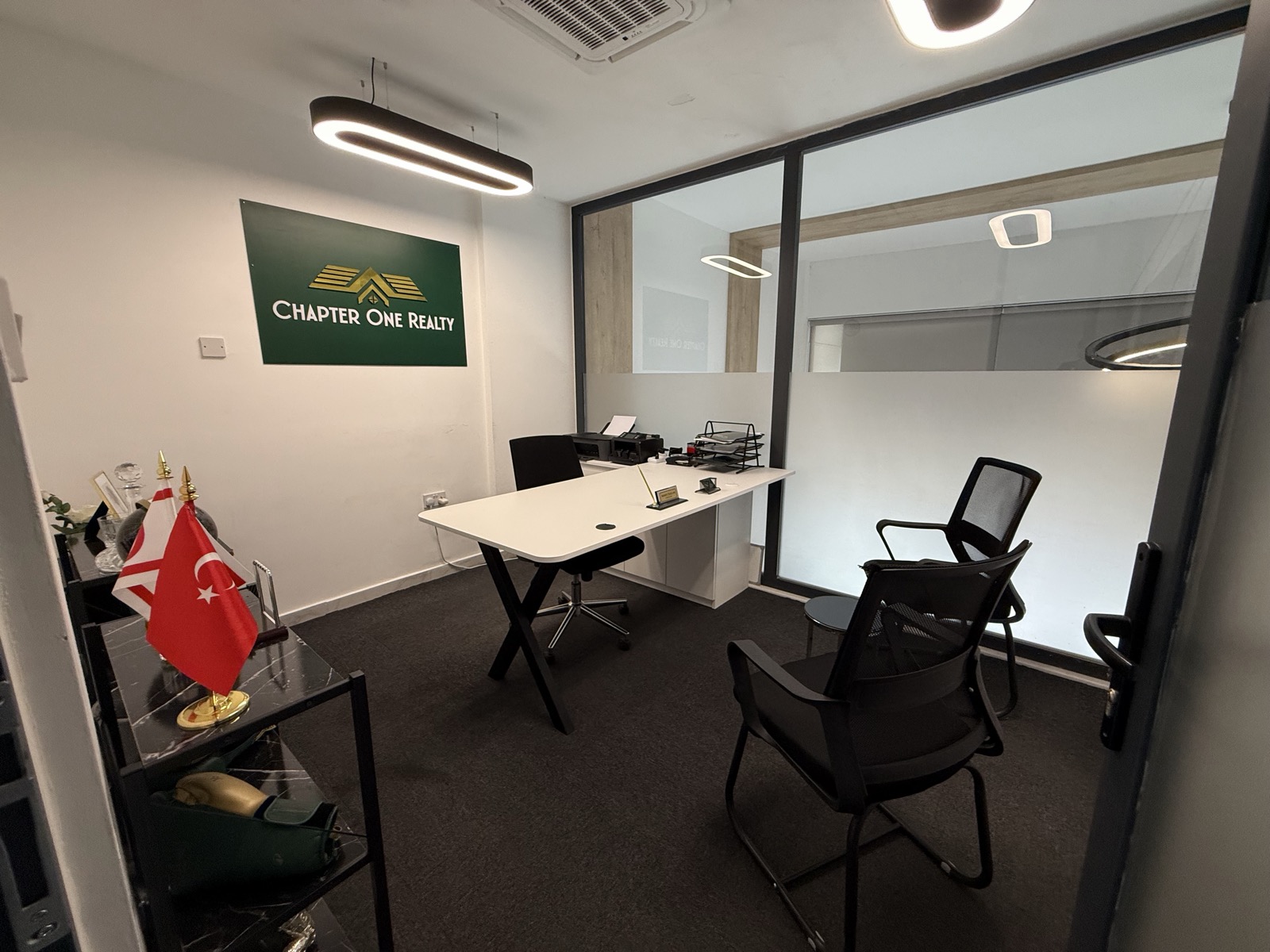 Beratungstisch und Sitzbereich im Chapter One Realty Büro in Kyrenia