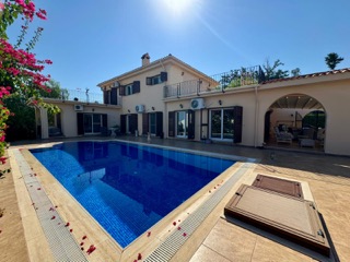 4-Schlafzimmer-Villa in Esentepe — 1