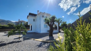 Möblierte 3-Schlafzimmer-Villa mit privatem Pool zur Miete in Çatalköy — 2