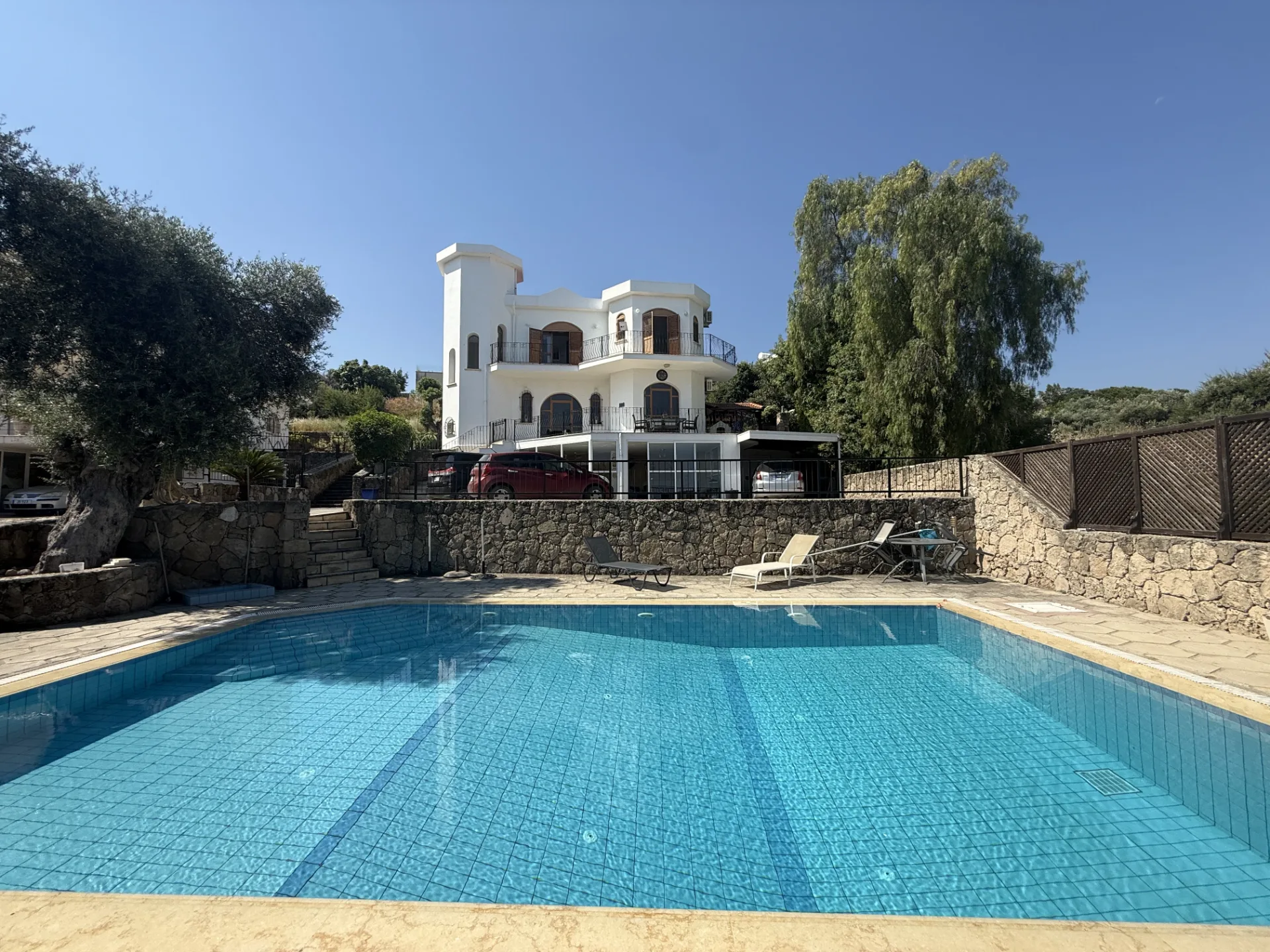 Çatalköy'de Özel Havuzlu ve Deniz Manzaralı Yarı Eşyalı 3 Yatak Odalı Villa — Chapter One Realty