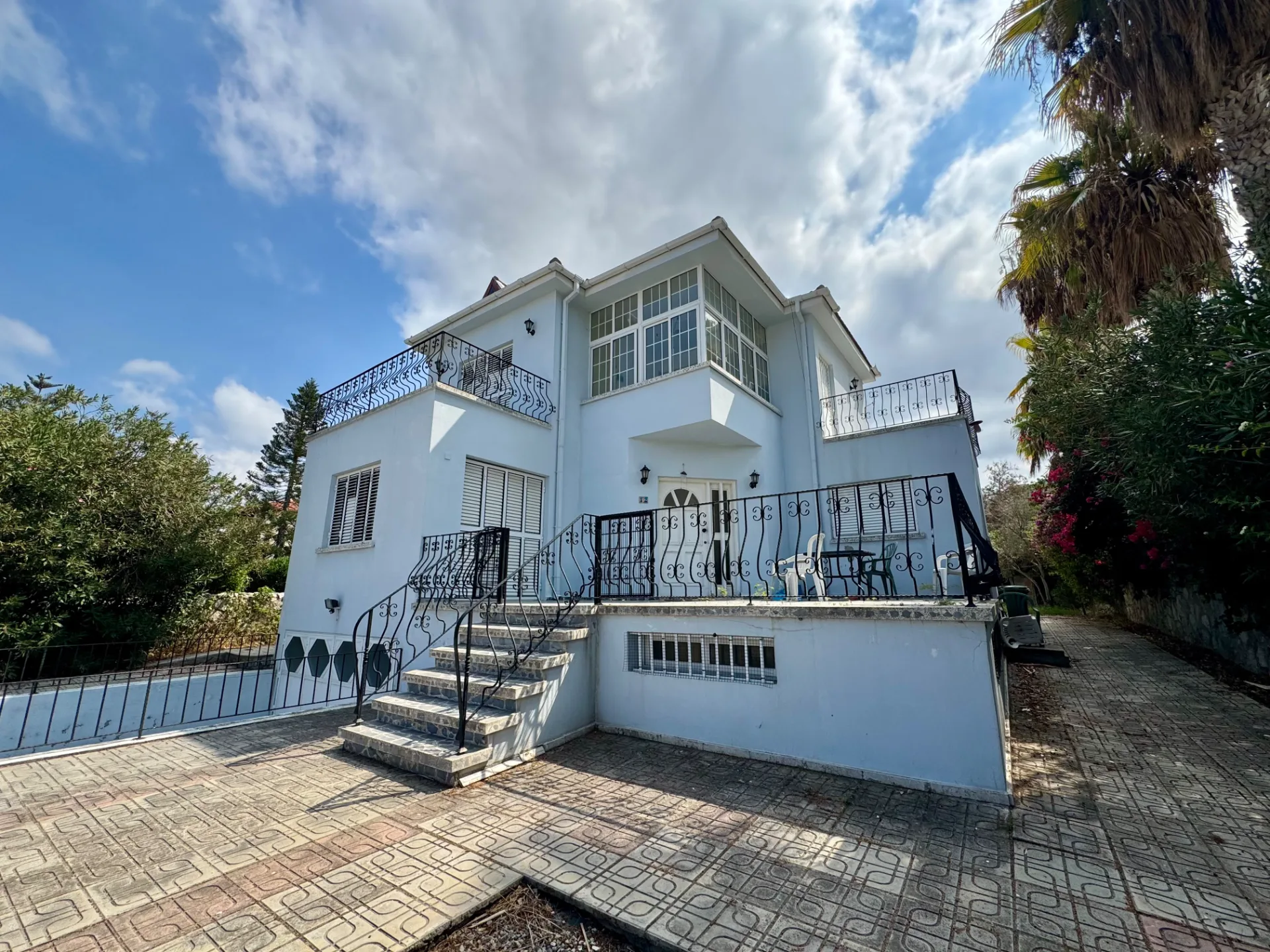 Çatalköy’de Deniz Manzaralı, Alt Katı Daireye Dönüşebilir 4+2 Müstakil Villa — Chapter One Realty
