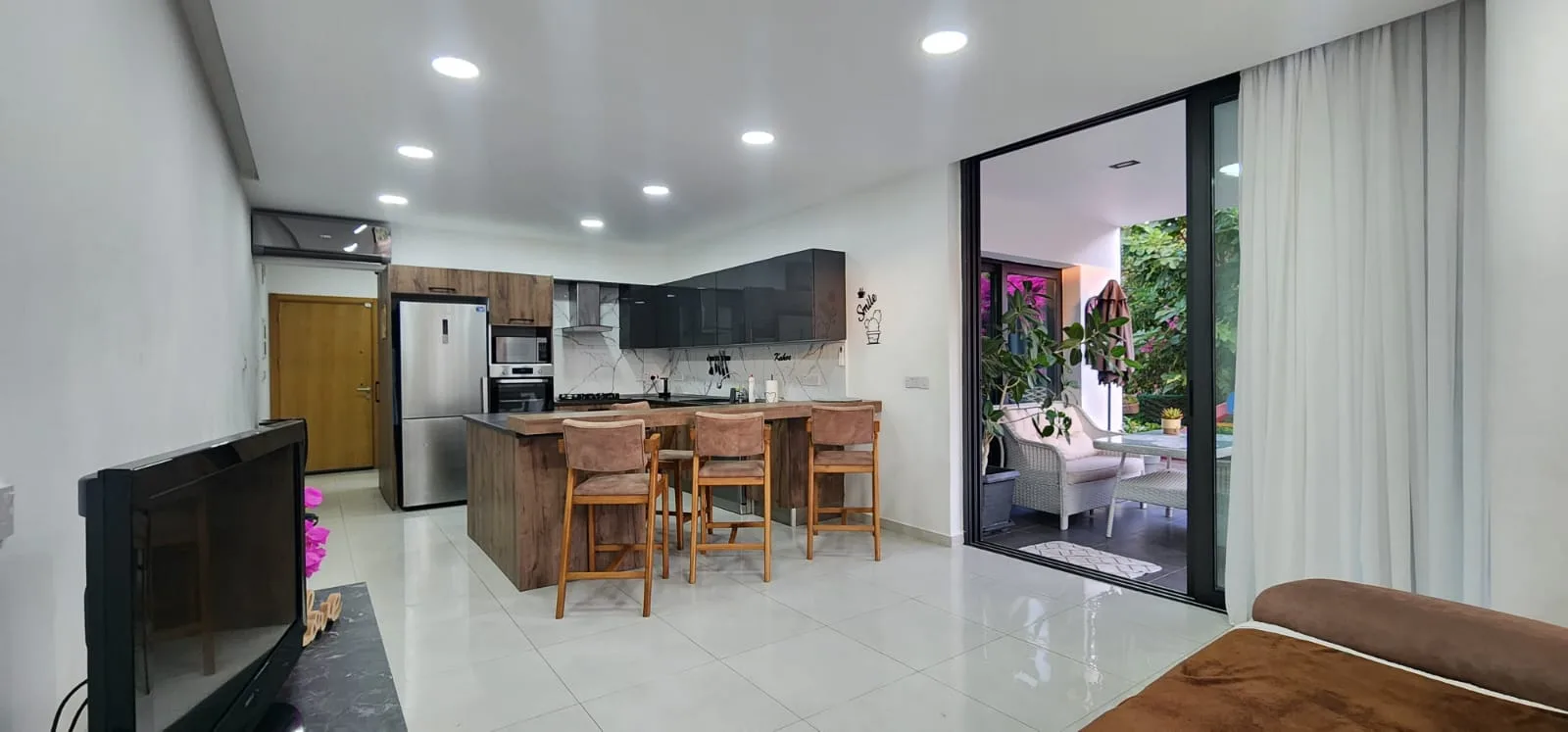 Möblierte 2+1-Erdgeschosswohnung mit Garten in Alsancak — £999/Monat — 7
