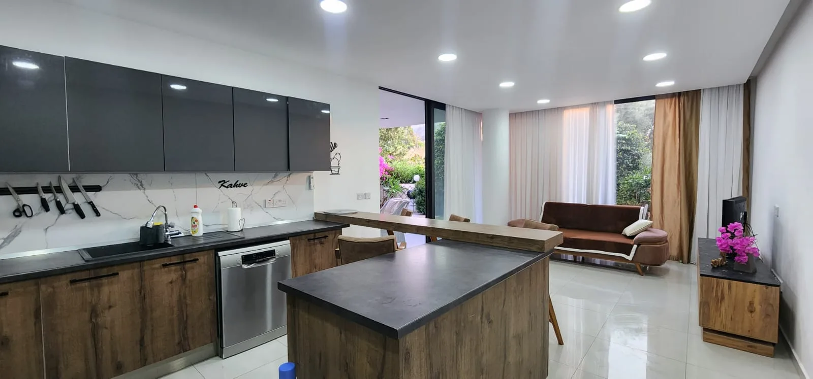 Möblierte 2+1-Erdgeschosswohnung mit Garten in Alsancak — £999/Monat — 8
