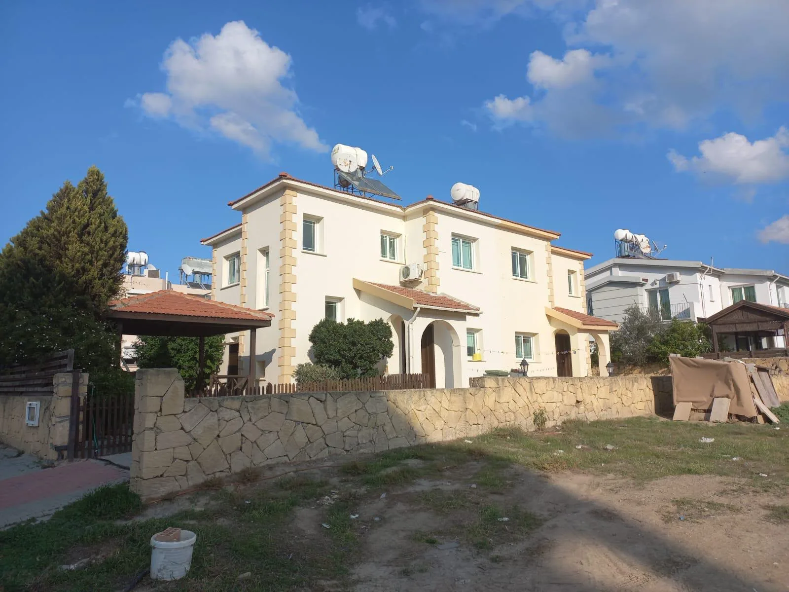 Teilweise möblierte Doppelhaushälfte mit 3 Schlafzimmern und Privatgarten in Gönyeli | C1-0081 — Chapter One Realty