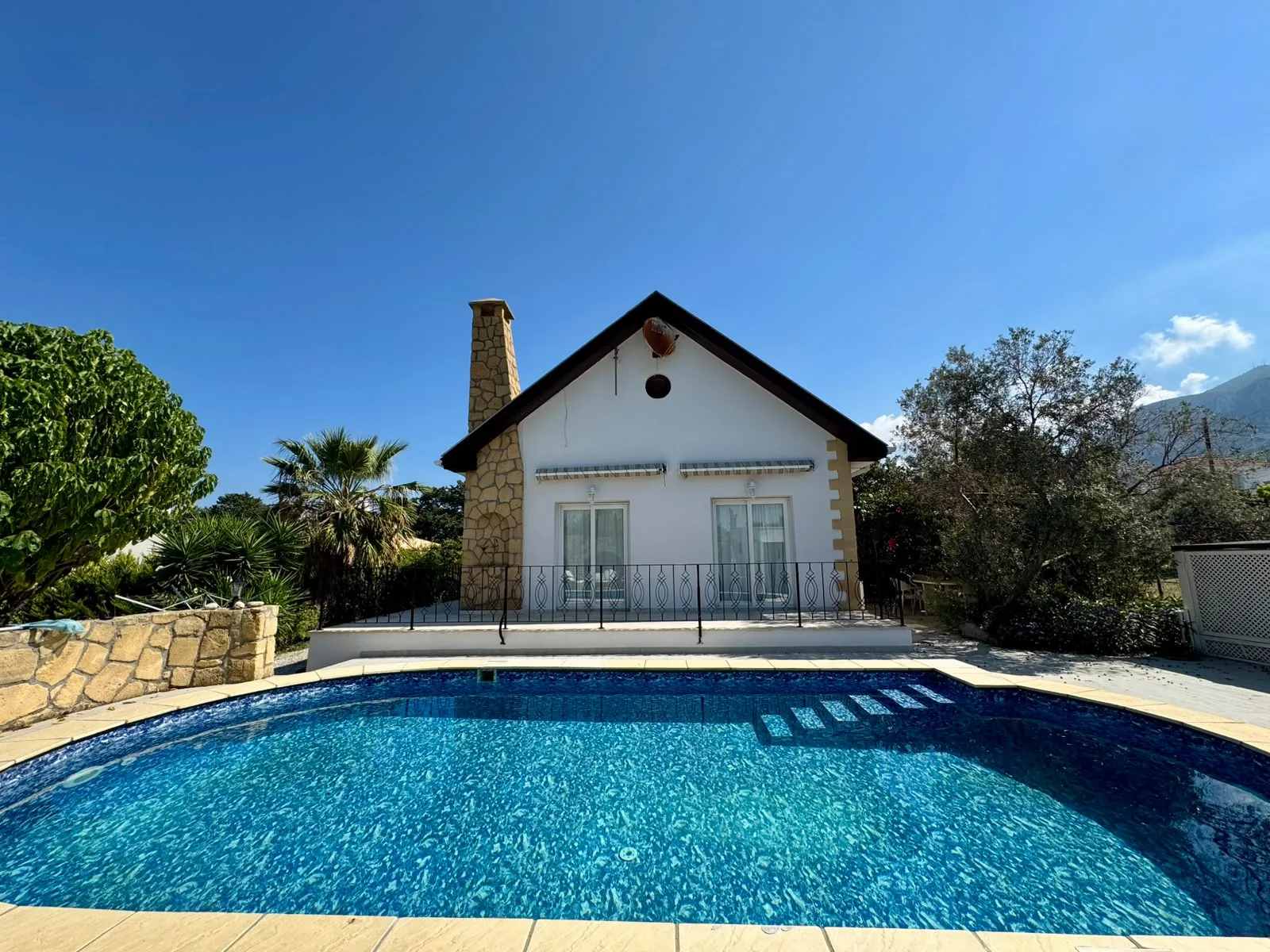 Renovierter, möblierter Bungalow mit 3 Schlafzimmern und privatem Pool in Lapta — Chapter One Realty