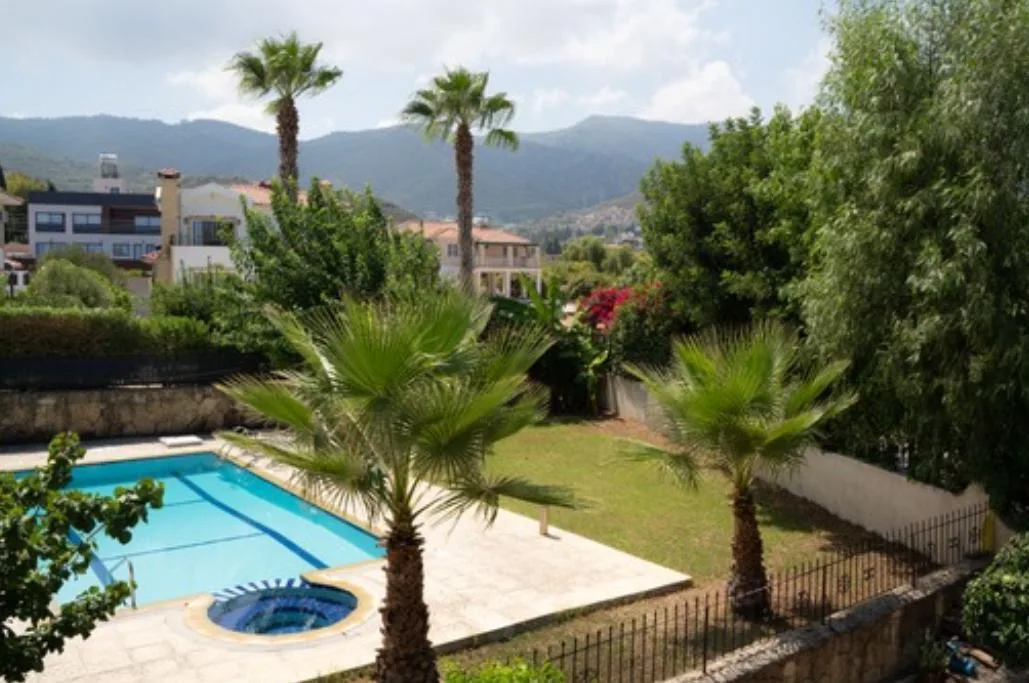 Möblierte Villa mit 3 Schlafzimmern, Pool und Garten in Alsancak — £1.800/Monat — 7