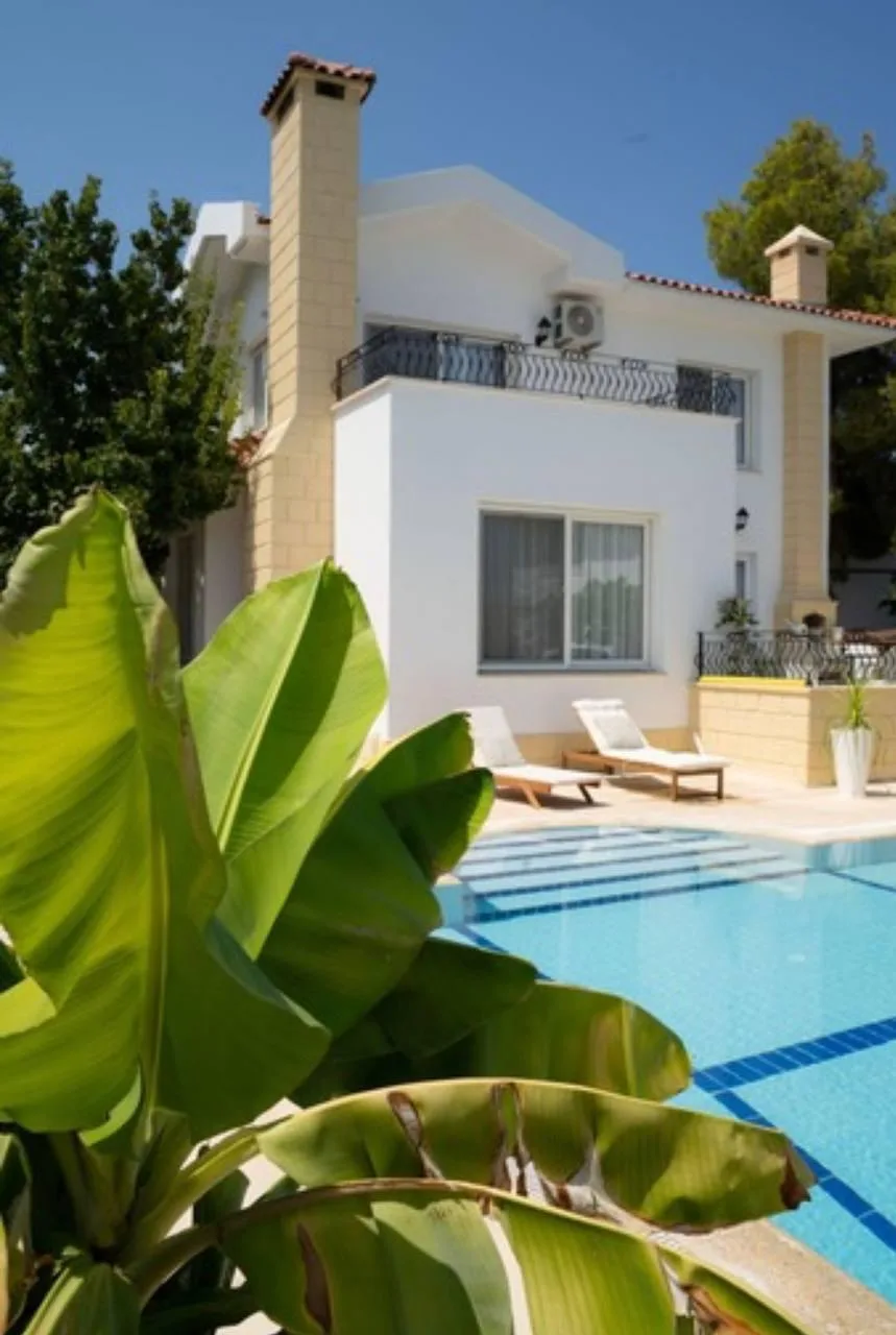 Möblierte Villa mit 3 Schlafzimmern, Pool und Garten in Alsancak — £1.800/Monat — 18