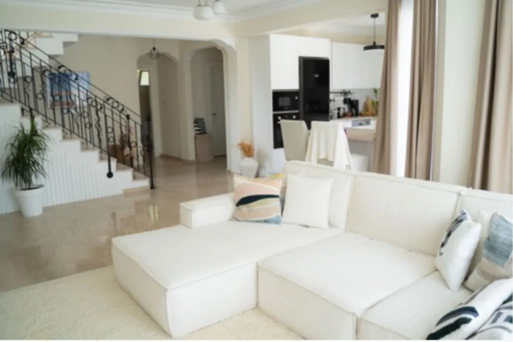 Möblierte Villa mit 3 Schlafzimmern, Pool und Garten in Alsancak — £1.800/Monat — 21