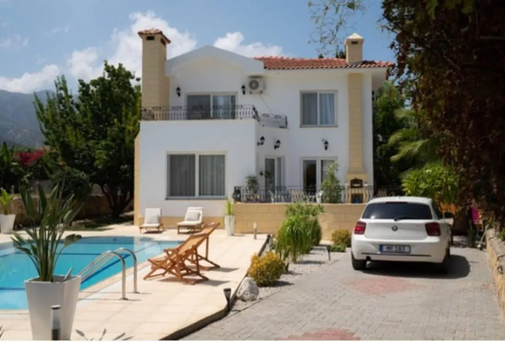 Möblierte Villa mit 3 Schlafzimmern, Pool und Garten in Alsancak — £1.800/Monat — Chapter One Realty
