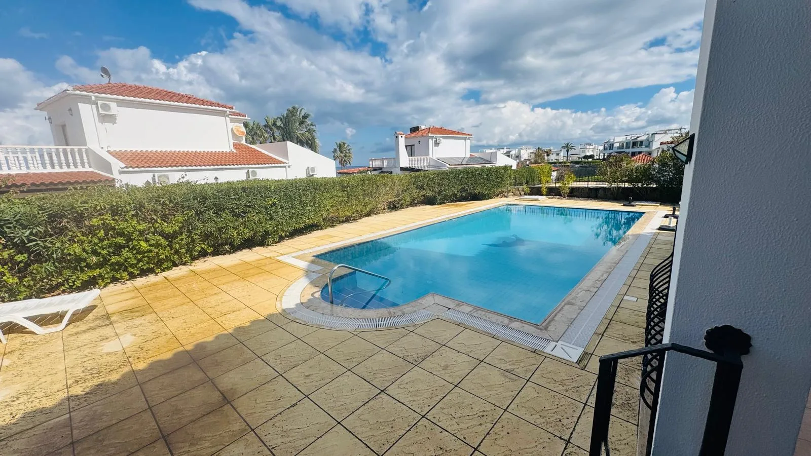 Möblierte Villa mit 3 Schlafzimmern, Meerblick und Privatpool in Bahçeli — £350.000 — Chapter One Realty