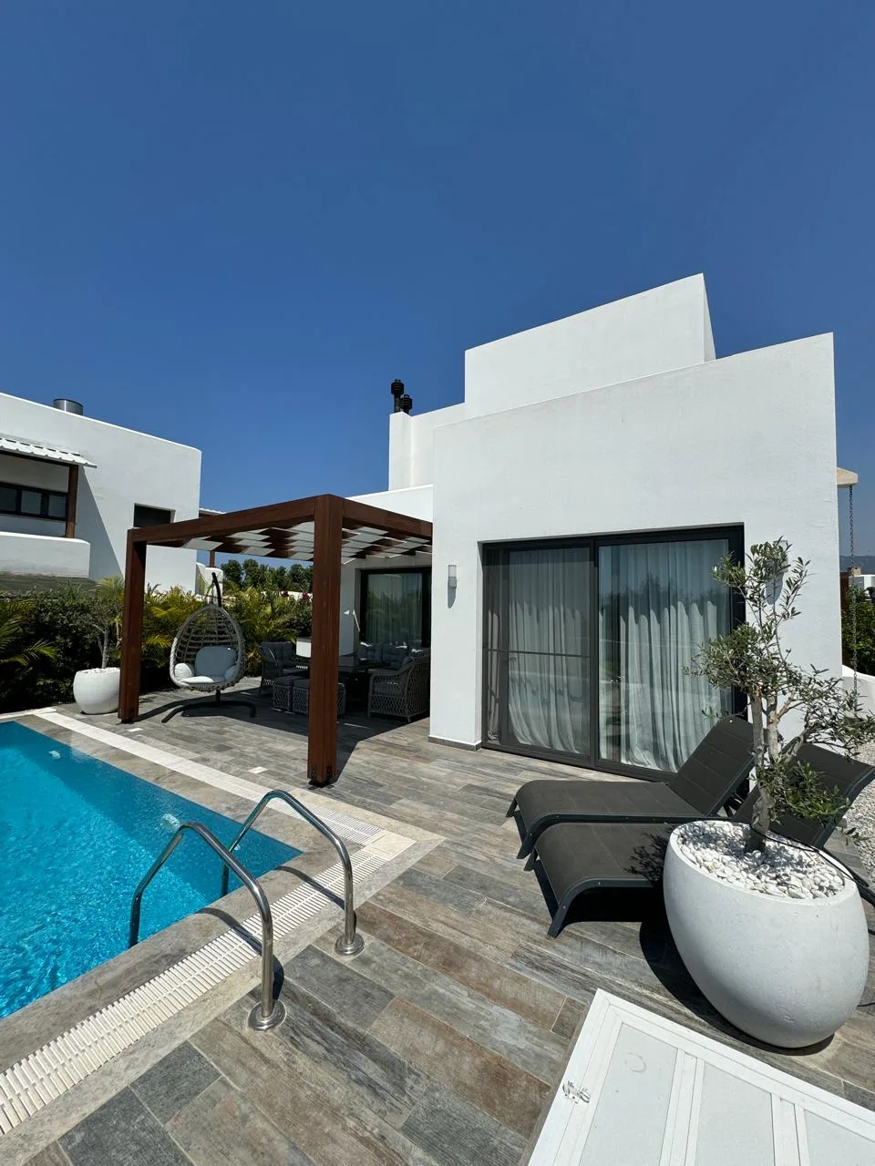 Möblierte Villa mit 3 Schlafzimmern und Privatpool in Alagadi — £2.000/Monat — Chapter One Realty