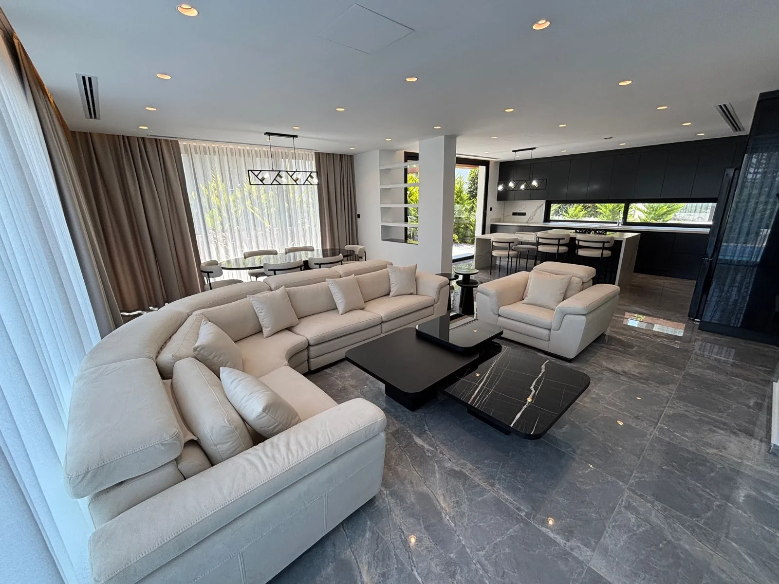 Möblierte Villa mit 4 Schlafzimmern und Privatpool in Çatalköy — £3.500/Monat — Chapter One Realty