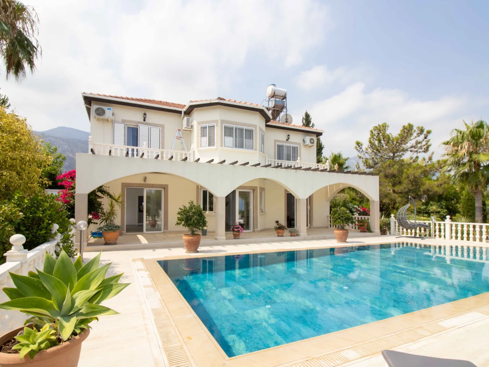 Möblierte Villa mit 4 Schlafzimmern und privatem Pool in Çatalköy — £546.000 — Chapter One Realty