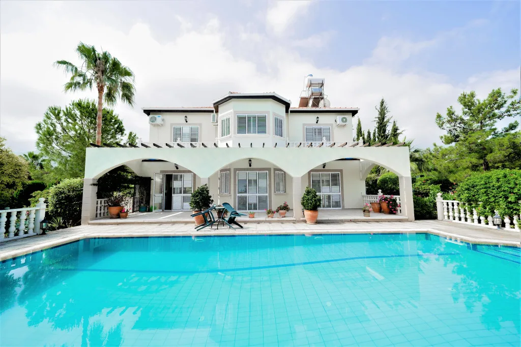 Möblierte Villa mit 4 Schlafzimmern und privatem Pool in Çatalköy — £546.000 — 23
