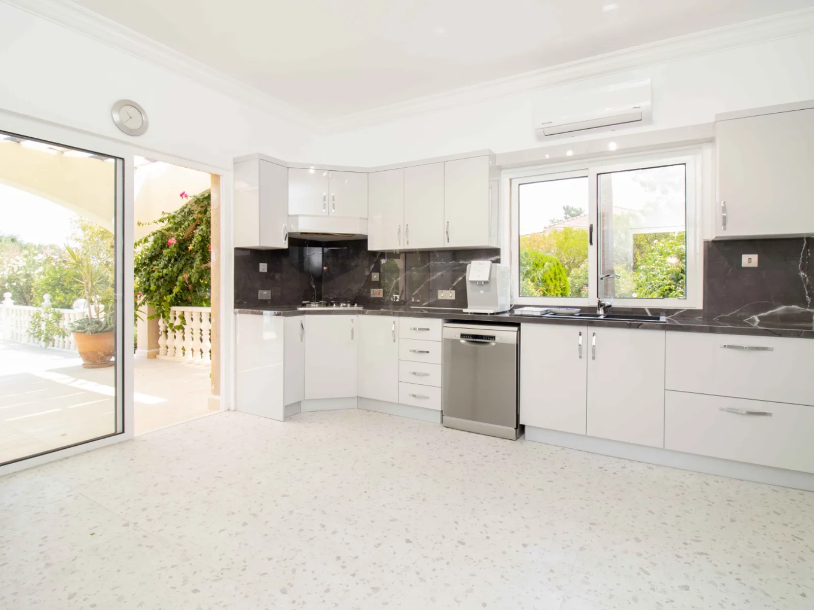 Möblierte Villa mit 4 Schlafzimmern und privatem Pool in Çatalköy — £546.000 — 32