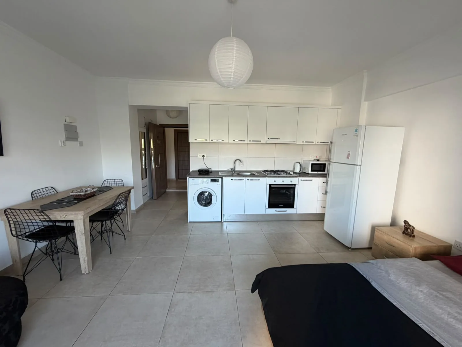 Furnished Studio with Communal Pool in Long Beach — €300/month — Chapter One Realty