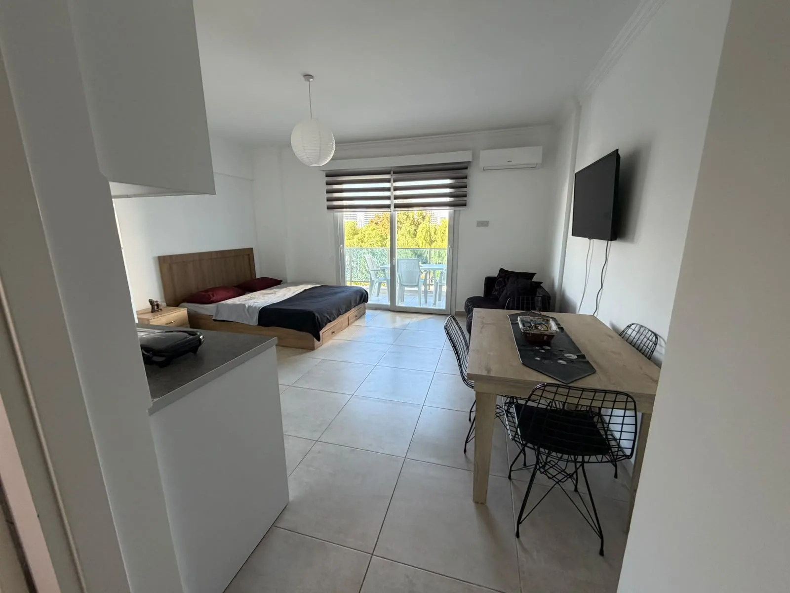 Furnished Studio with Communal Pool in Long Beach — €300/month — 2