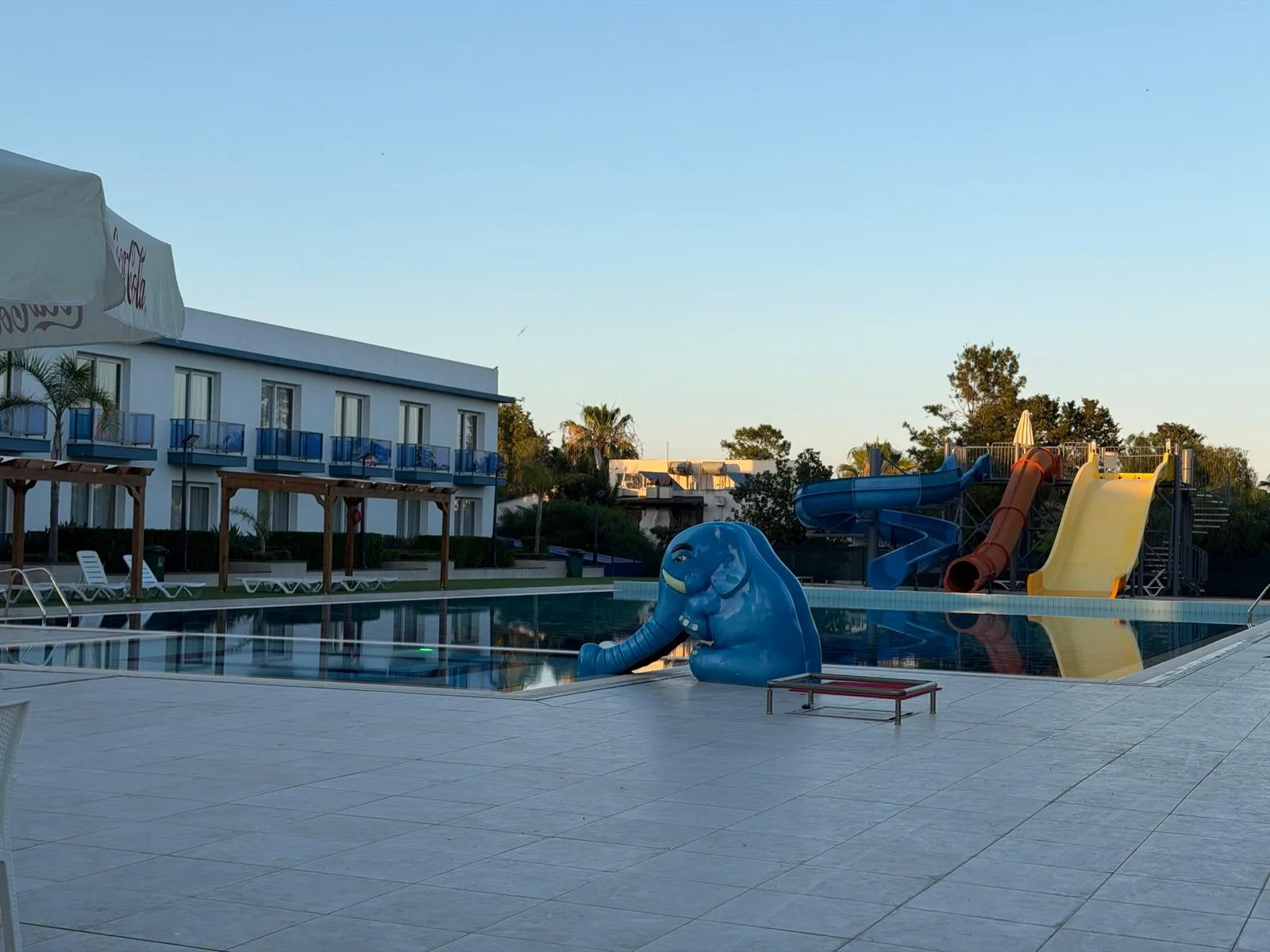 Furnished Studio with Communal Pool in Long Beach — €300/month — 3