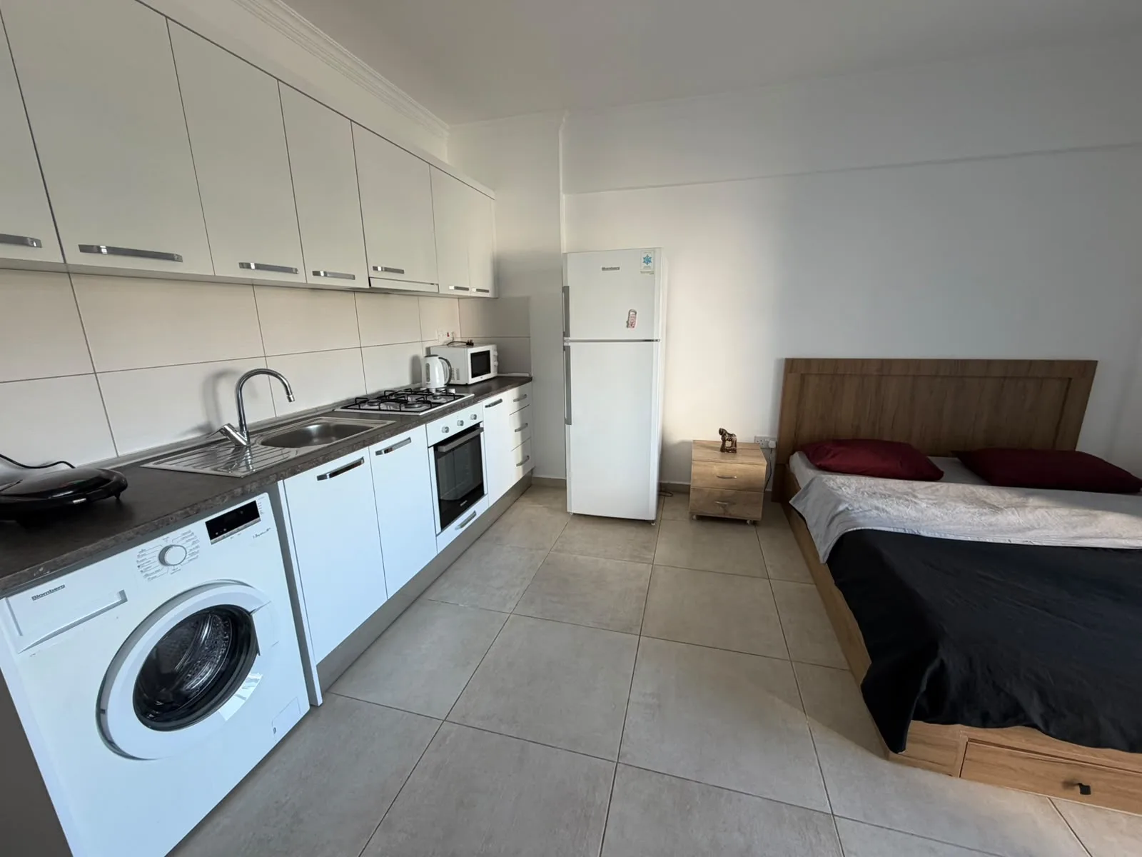Furnished Studio with Communal Pool in Long Beach — €300/month — 4
