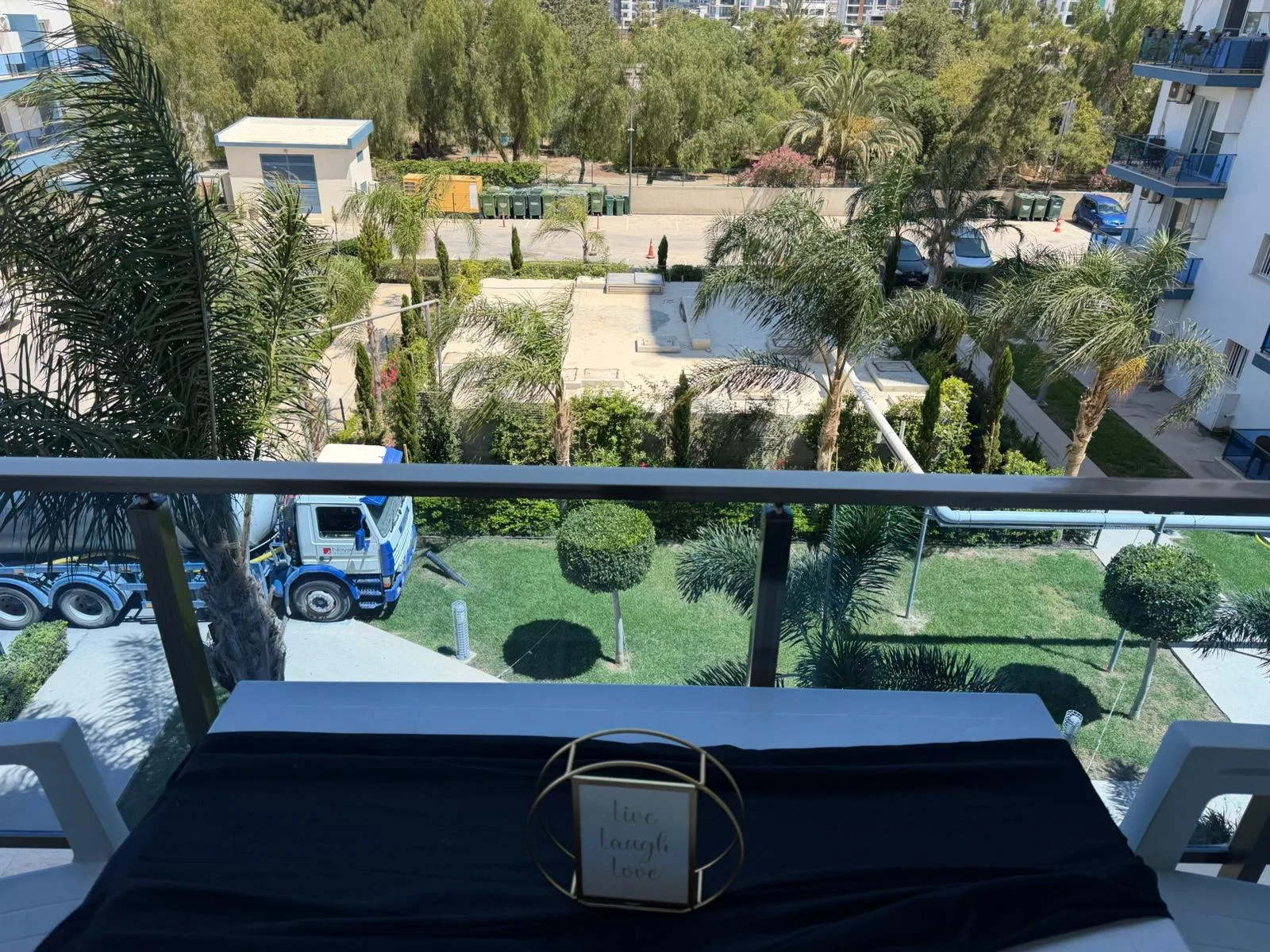 Furnished Studio with Communal Pool in Long Beach — €300/month — 5