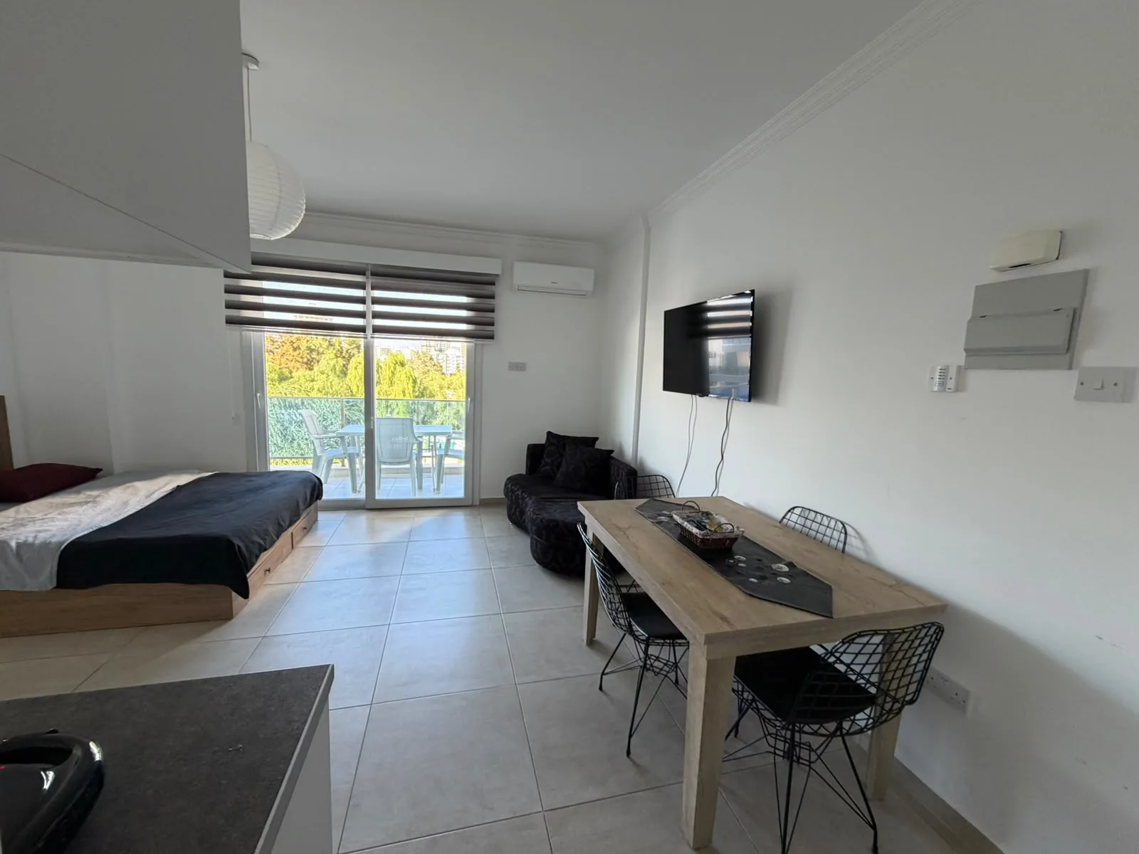 Furnished Studio with Communal Pool in Long Beach — €300/month — 6