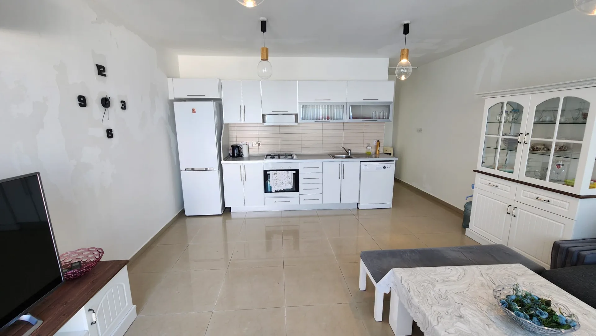 Furnished Beachfront 2-Bedroom Apartment in Karaoğlanoğlu — £1,000/month — 8