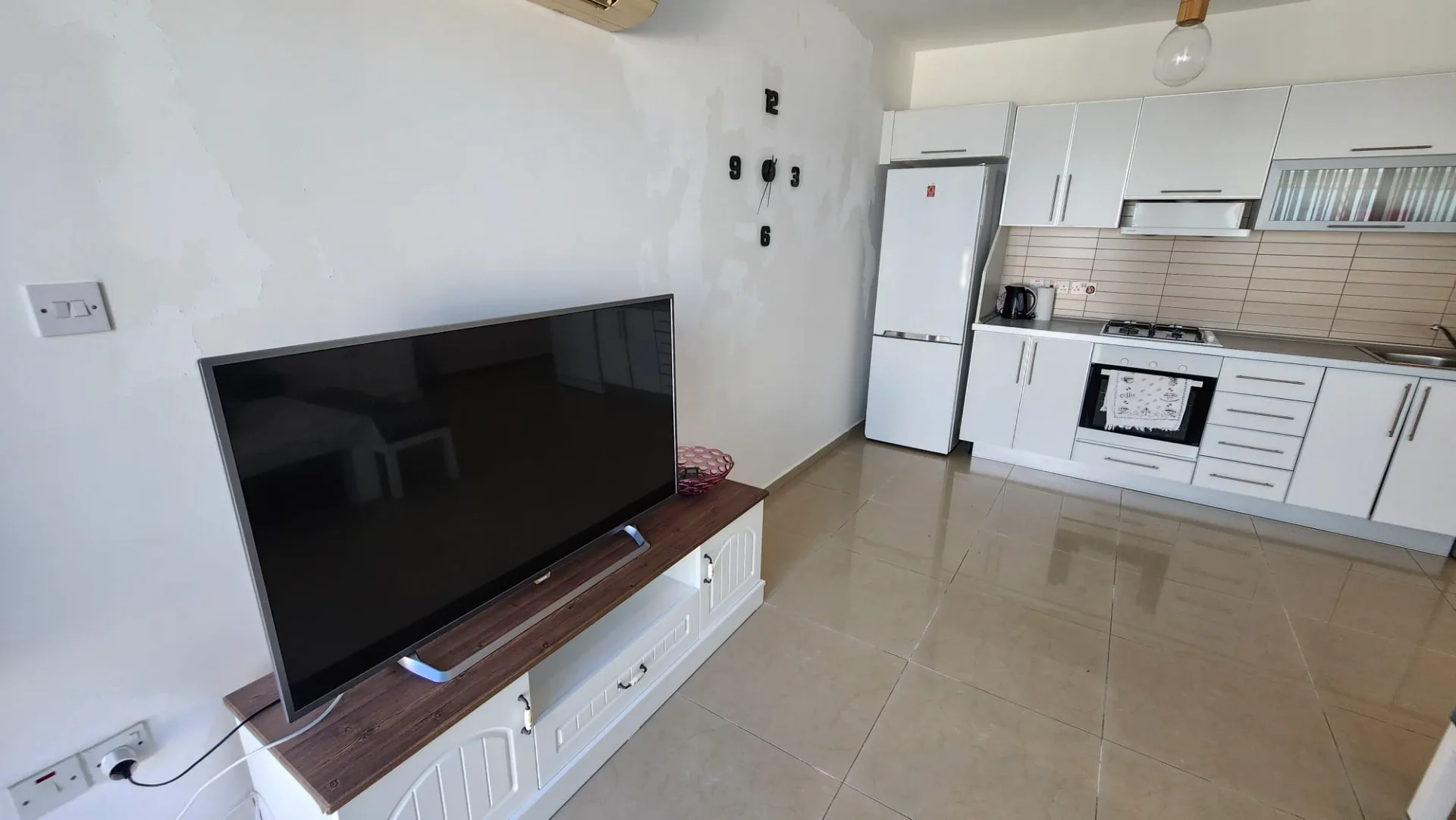 Furnished Beachfront 2-Bedroom Apartment in Karaoğlanoğlu — £1,000/month — 9