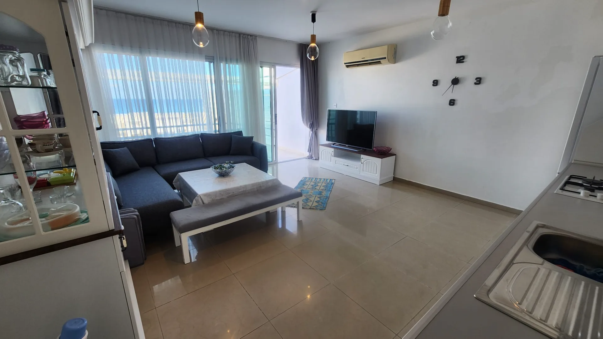 Furnished Beachfront 2-Bedroom Apartment in Karaoğlanoğlu — £1,000/month — 10
