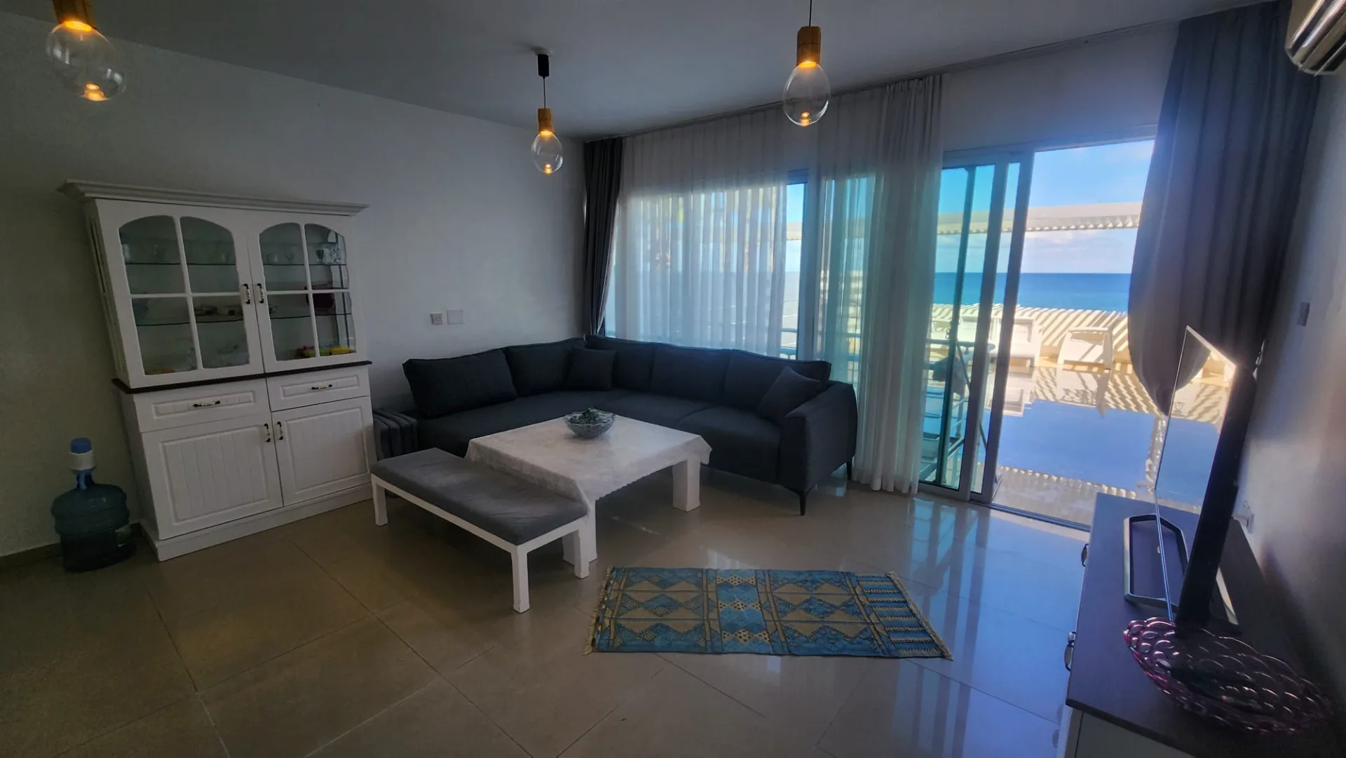 Furnished Beachfront 2-Bedroom Apartment in Karaoğlanoğlu — £1,000/month — 11