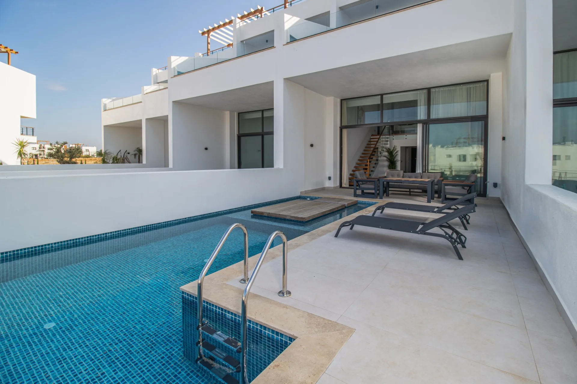 Esentepe’de Özel Havuzlu Eşyalı 3 Yatak Odalı Bahçeli Loft — £1.700/ay — Chapter One Realty