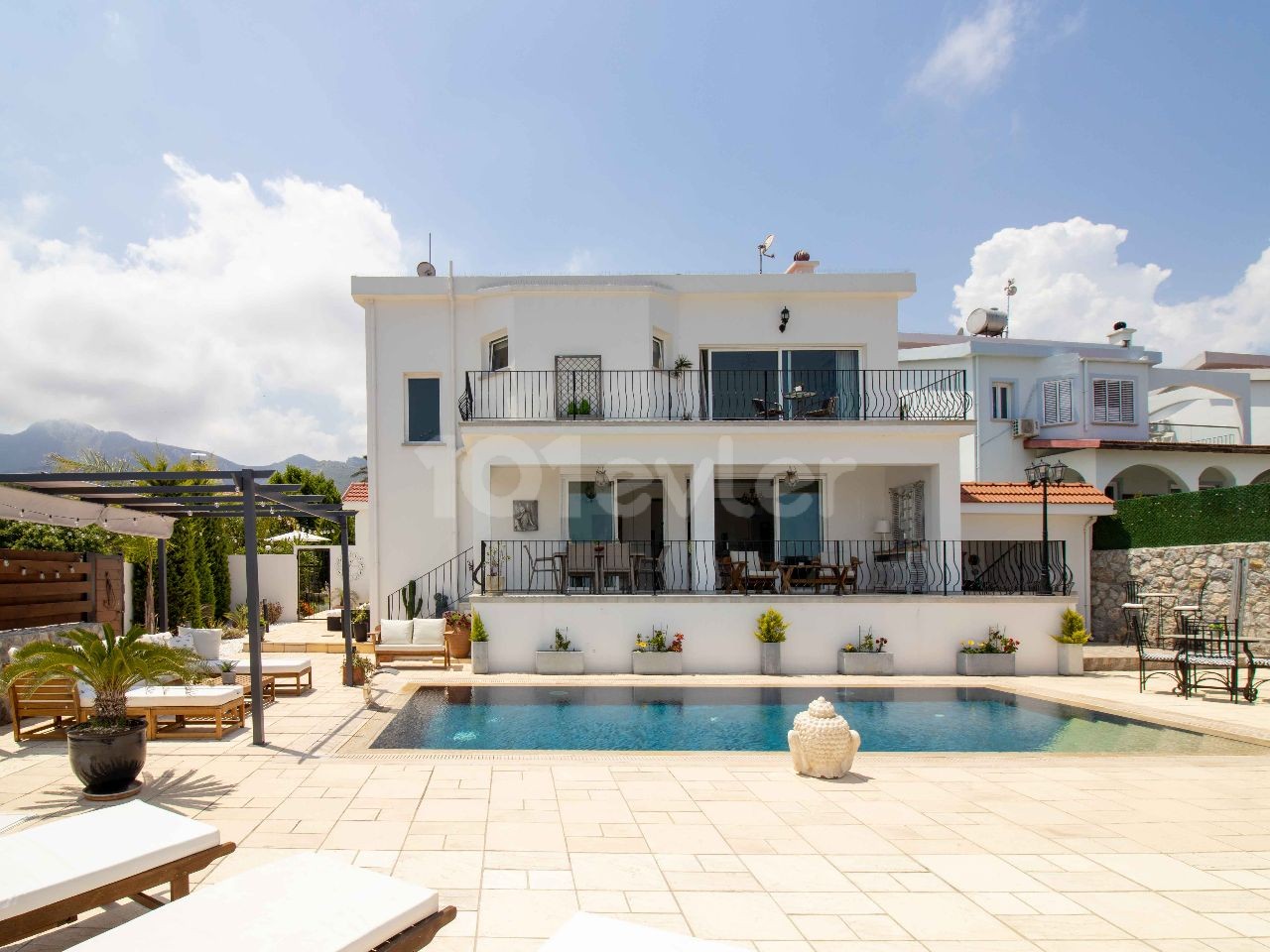 Tek Yetkili — Çatalköy’de 3 Yatak Odalı Villa — Chapter One Realty