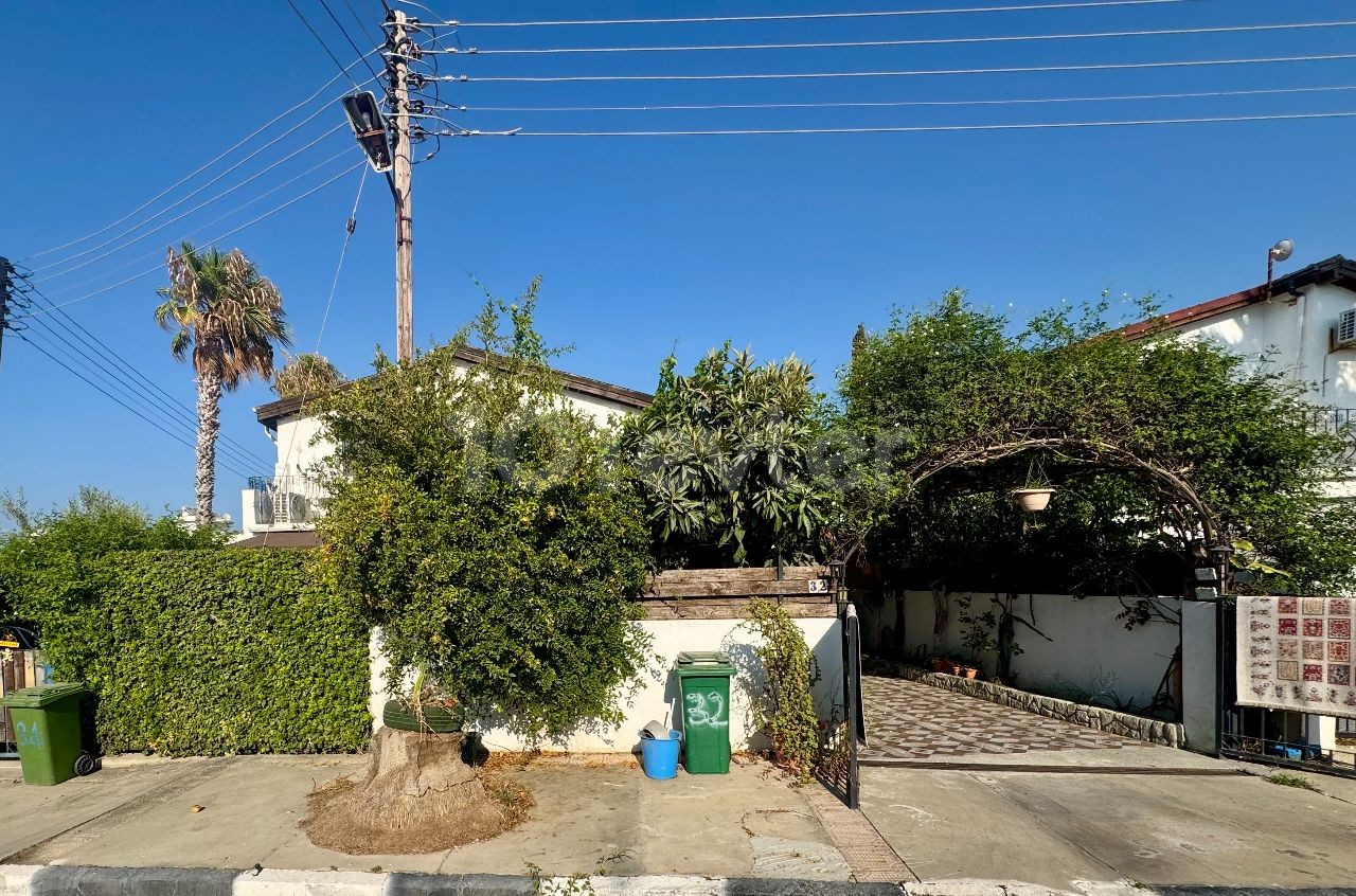 Teilmöblierte Doppelhaushälfte mit 2 Schlafzimmern und Meer- und Bergblick | C1-0210 — Chapter One Realty