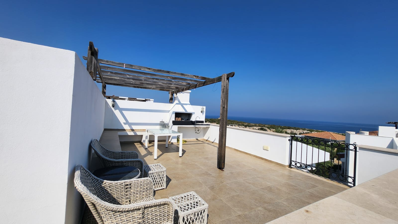 Möbliertes Penthouse mit 3 Schlafzimmern und 100 m² Terrasse in Esentepe — Chapter One Realty