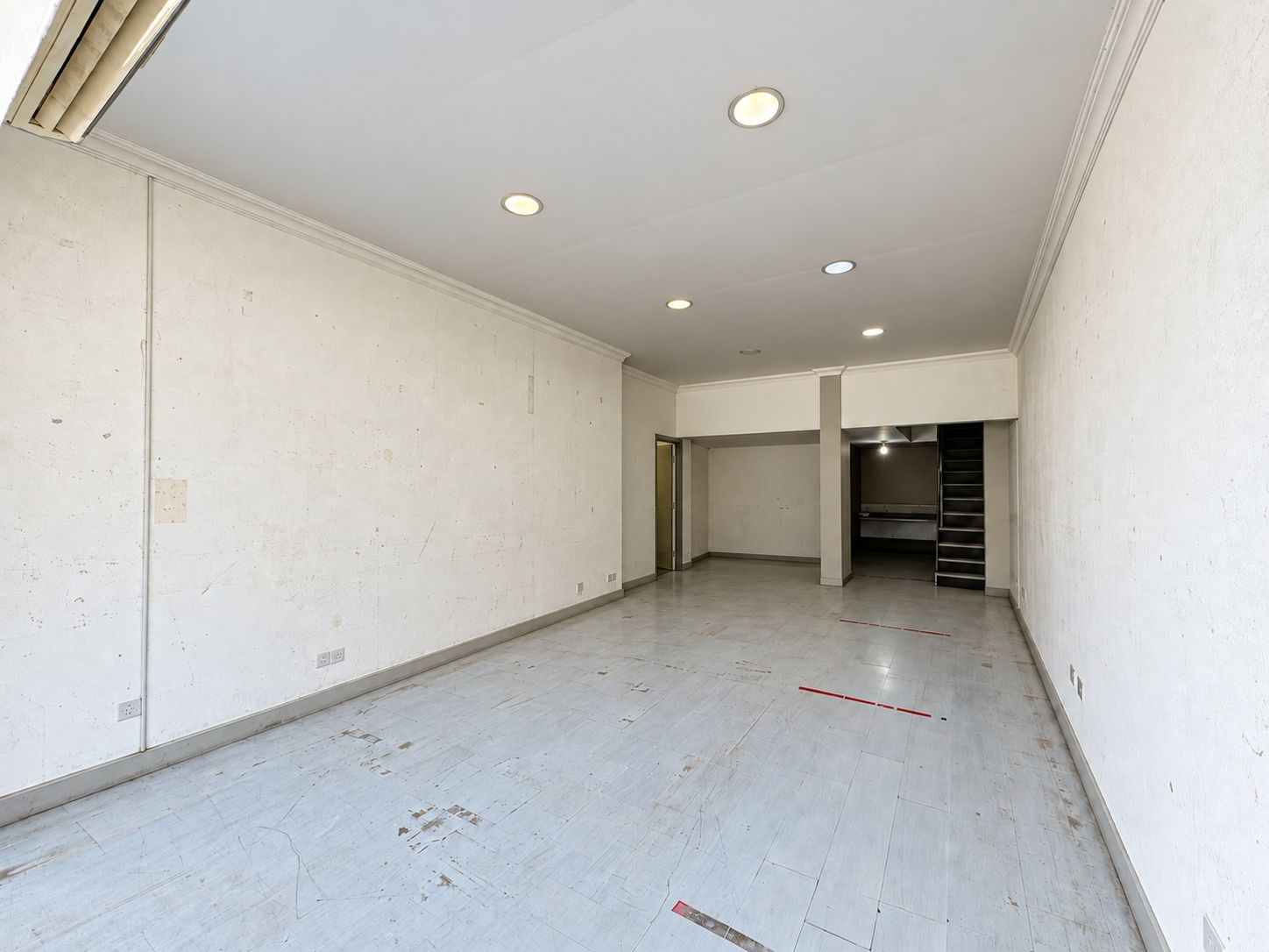 Erstklassiges zweistöckiges Geschäftslokal an der Hauptstraße von Kyrenia — Chapter One Realty